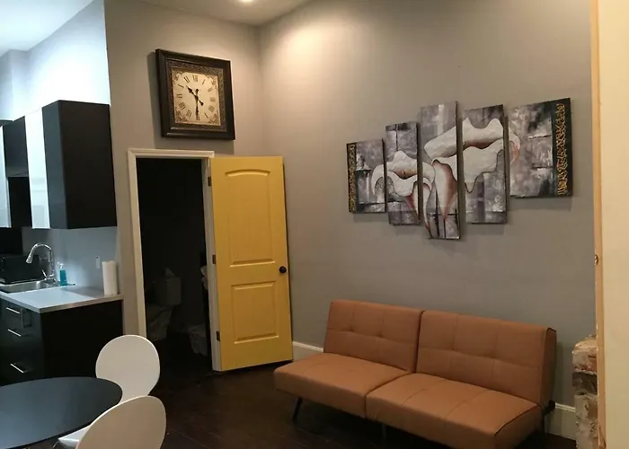 Modern Condo 2 Blocks From Quarters