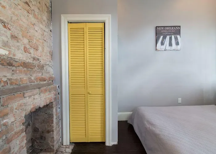 Modern Condo 2 Blocks From Quarters