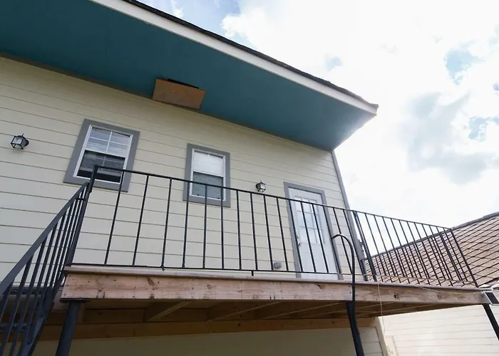 Modern Condo 2 Blocks From Quarters