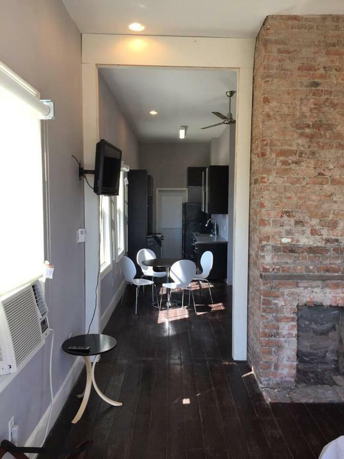 Modern 2 Blocks From Quarters Appartement
